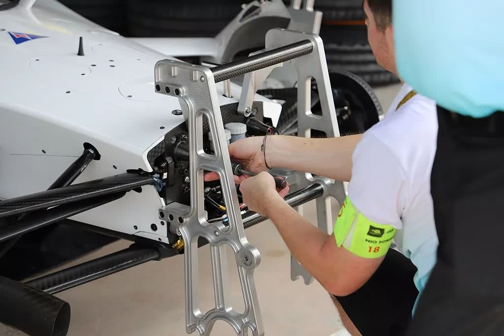 这车空间窄、没空调，只能躺着开，为啥一群男人都想开？