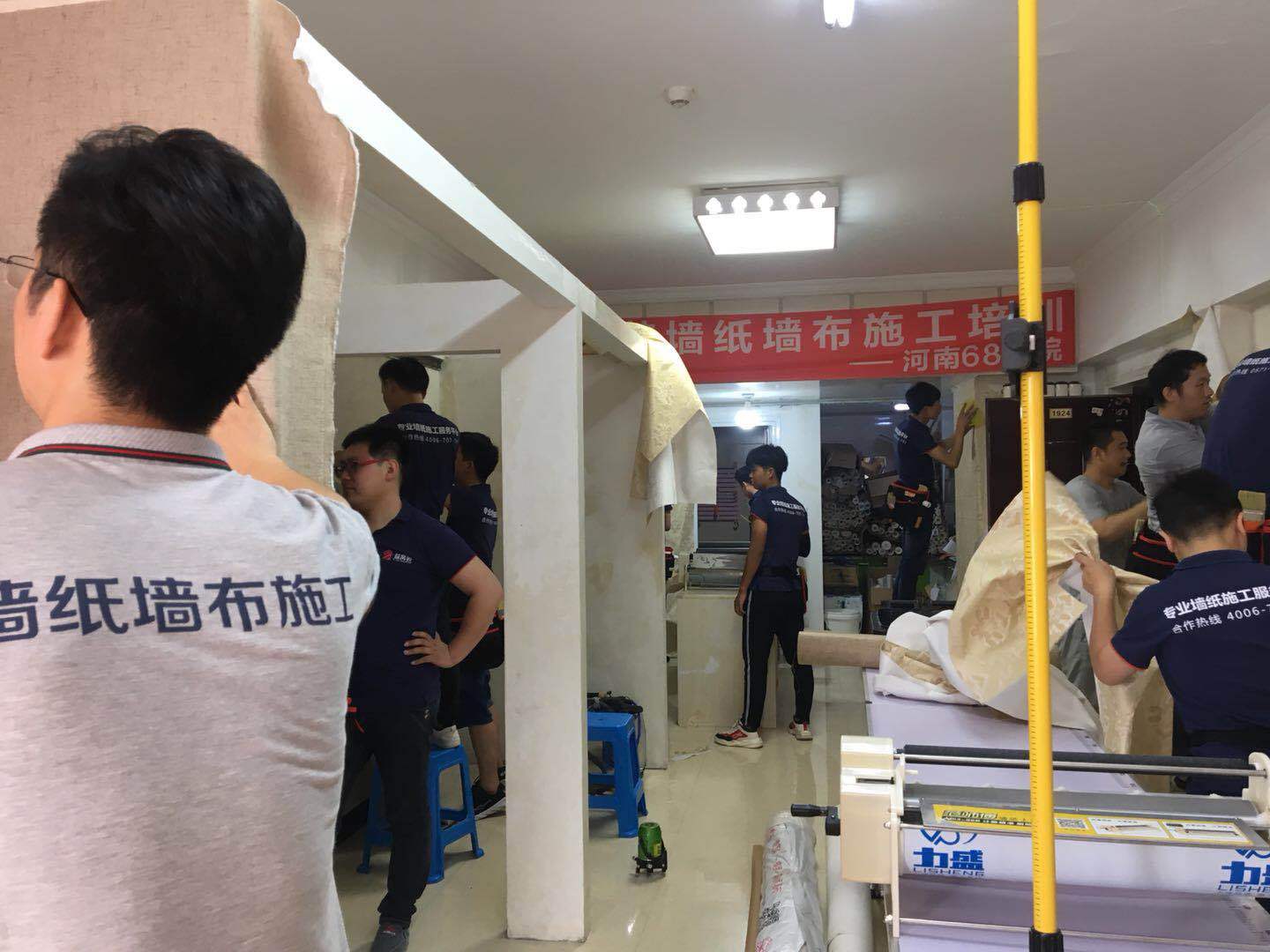 贴墙布如何贴在墙上,墙布粘贴方法墙贴