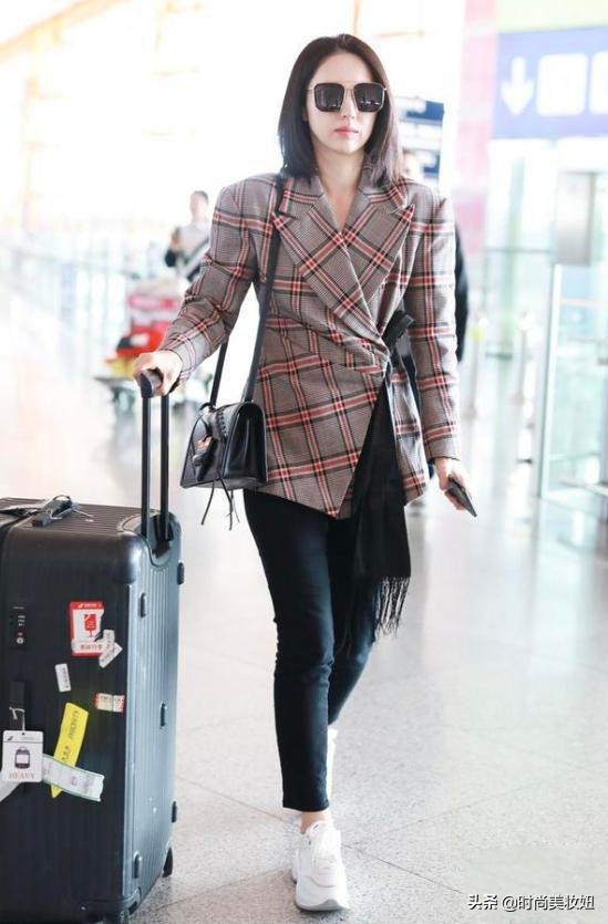 董璇穿黑白裙裙装清纯,董璇蓝色裙子穿搭