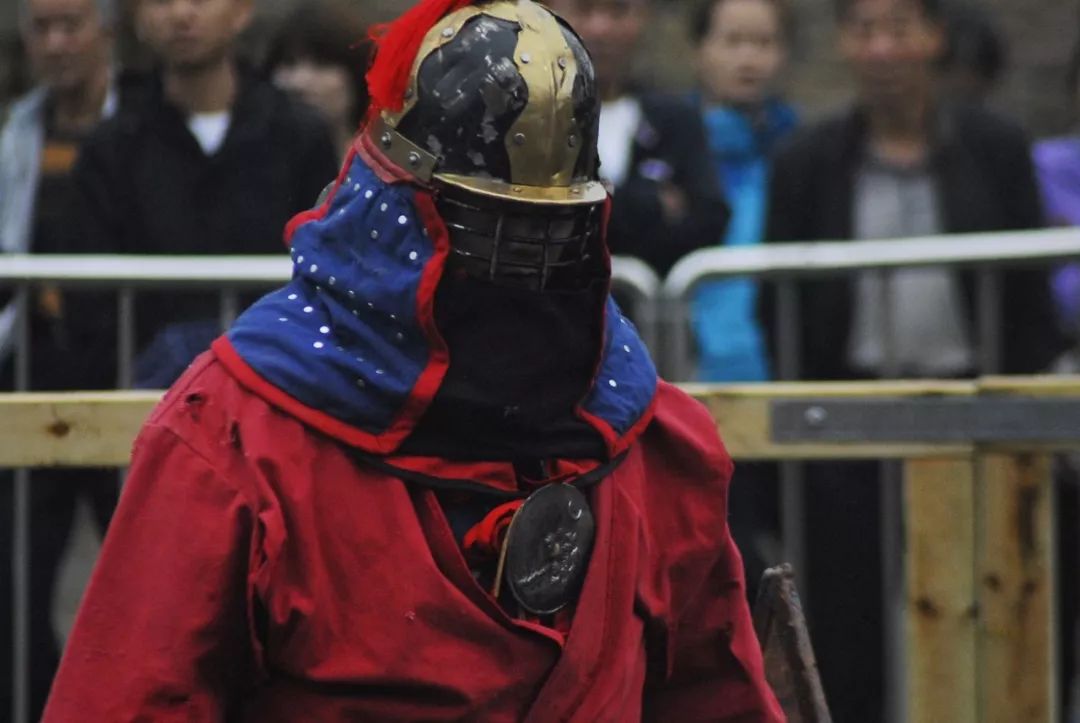 身披黄金战甲手拿关公刀,身披铠甲手执利剑