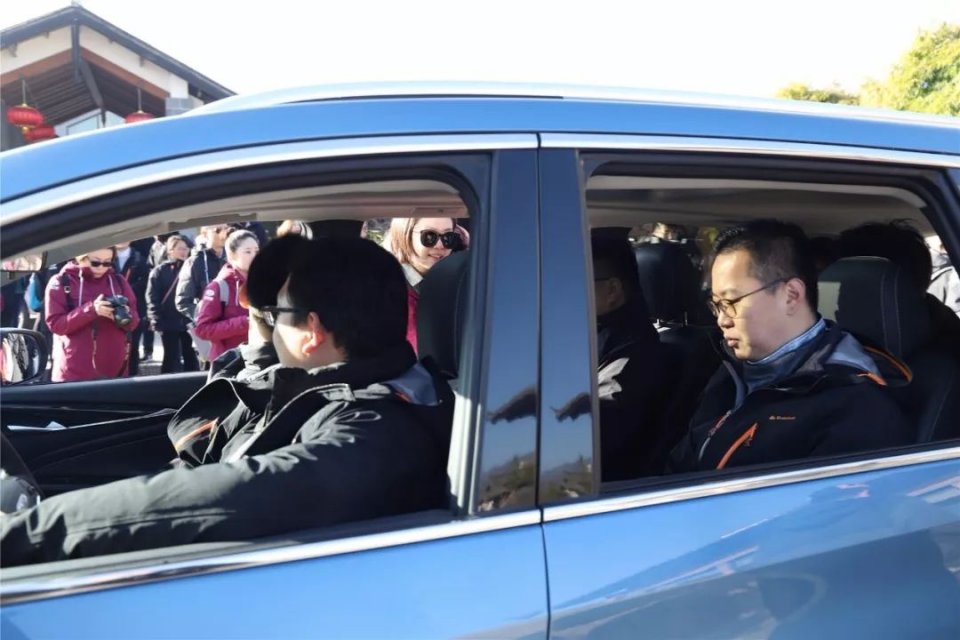 带着全家人一起房车自驾游,大通g50手动挡低配试驾视频