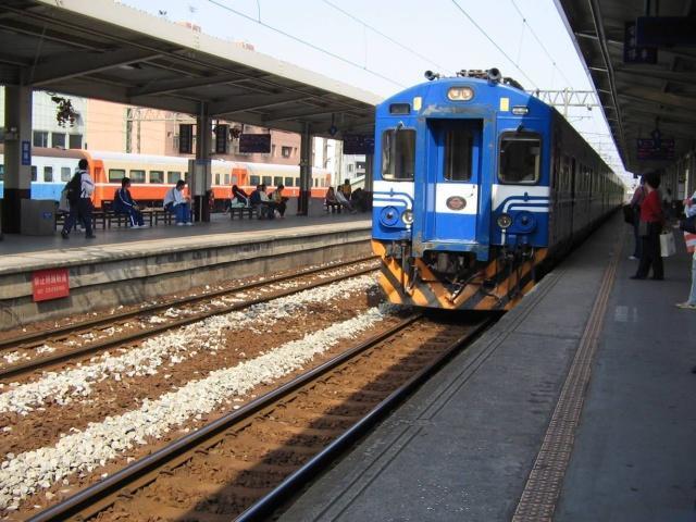 为什么火车进站前速度很慢,火车为啥宁愿晚点也不提前到站