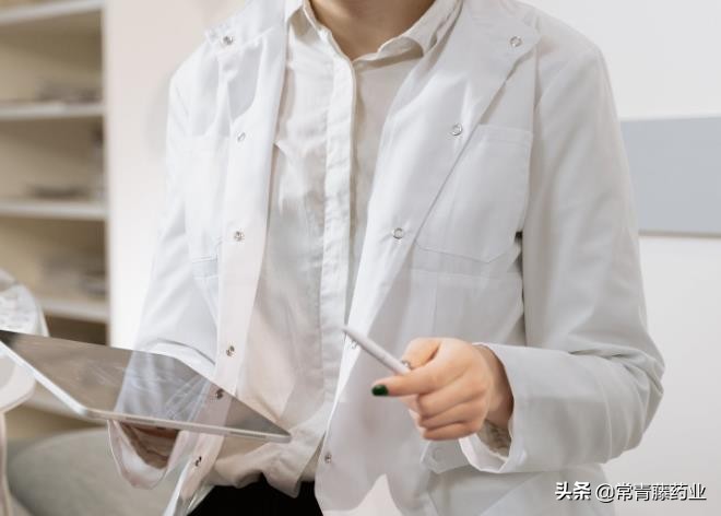 指甲变黑了是身体出了问题吗，黑指甲是否有癌变的可能？