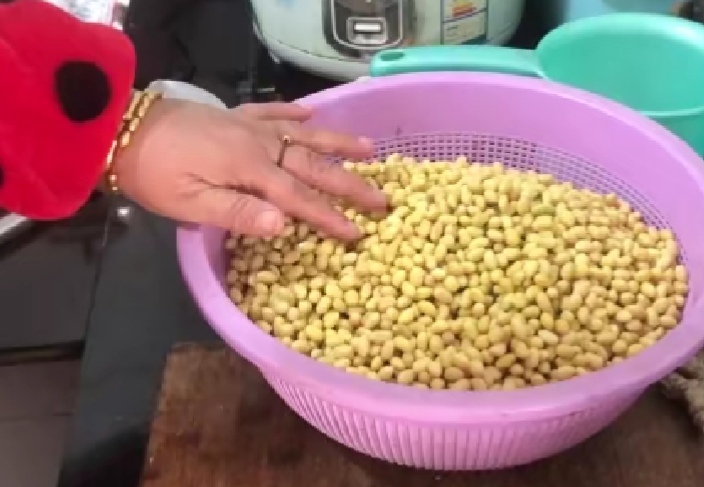 不放任何调料,农村71岁大娘天然酿造豆酱,简单几步你也能学会