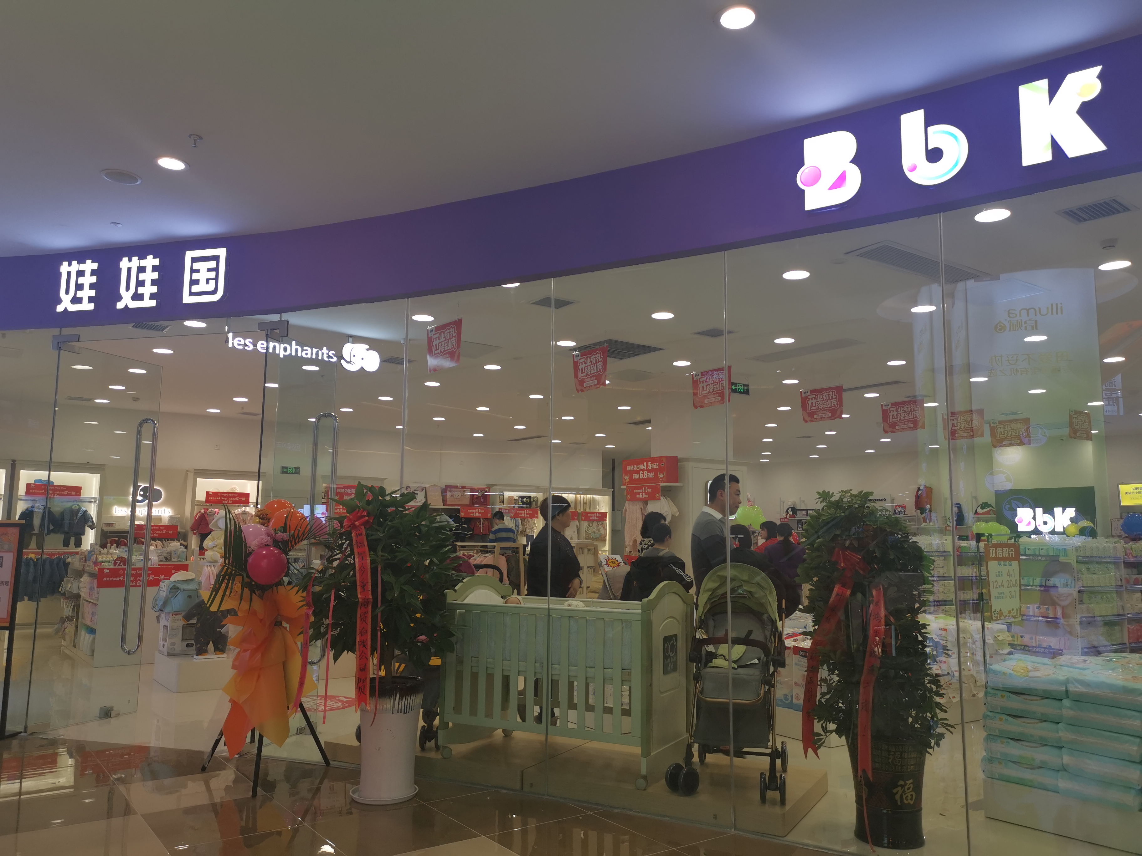 云岩万达广场开业,又见人从众