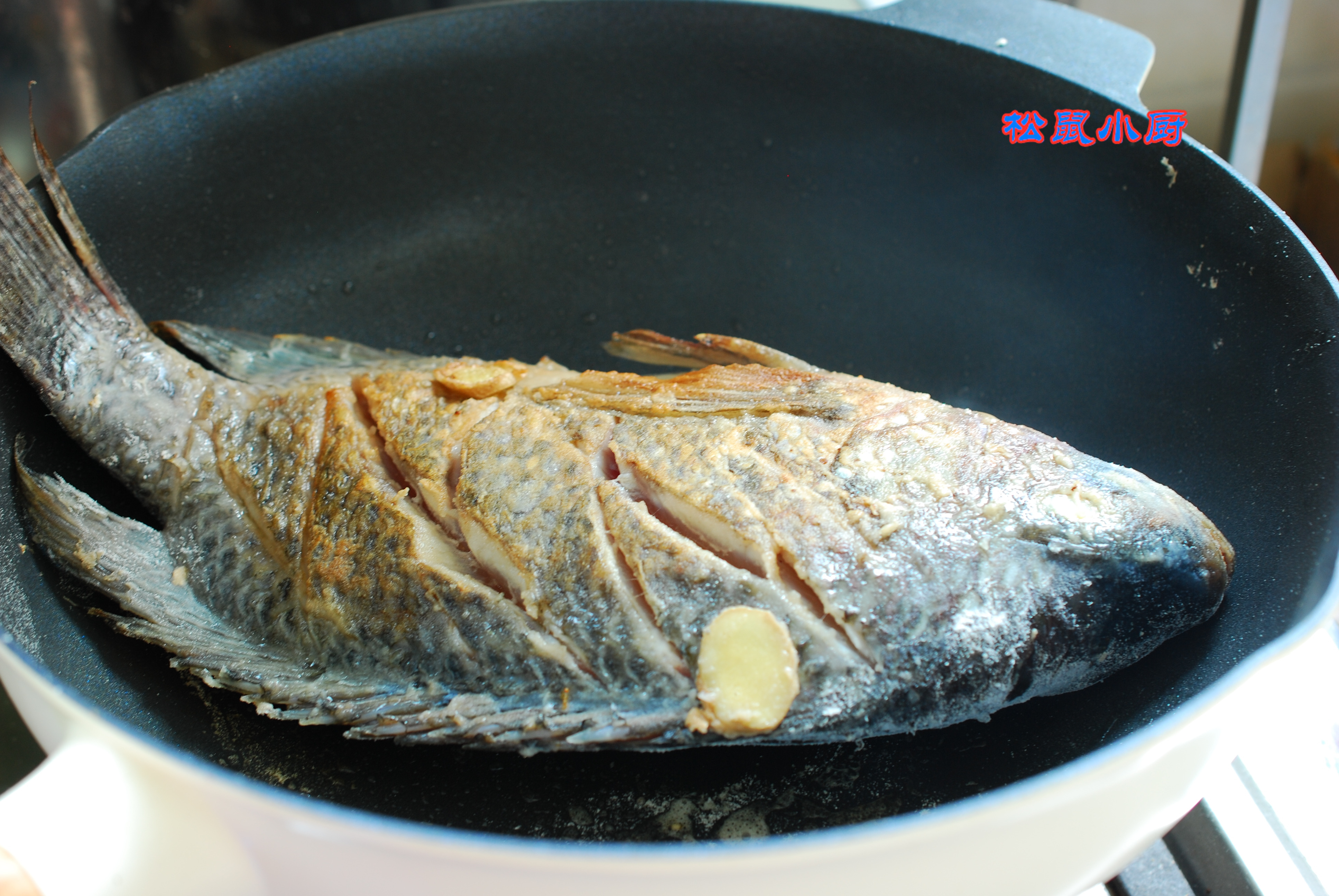 煎鱼家常做法是用面还是淀粉,煎鱼裹生粉的正确方法