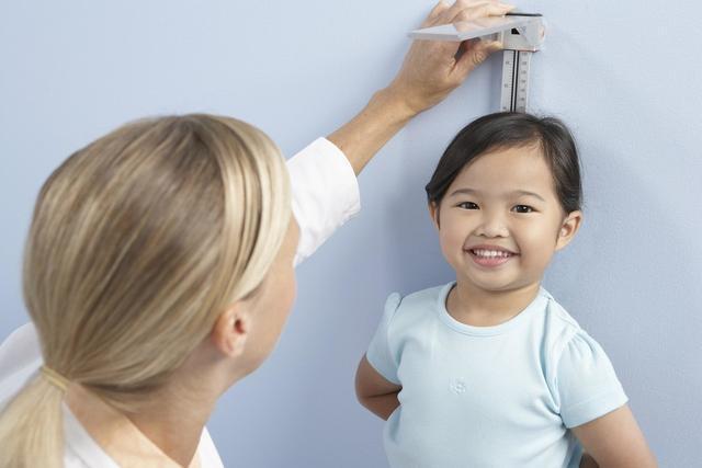 孩子不是慢慢长大而是突然长大的,为什么有些孩子早发育有些晚发育