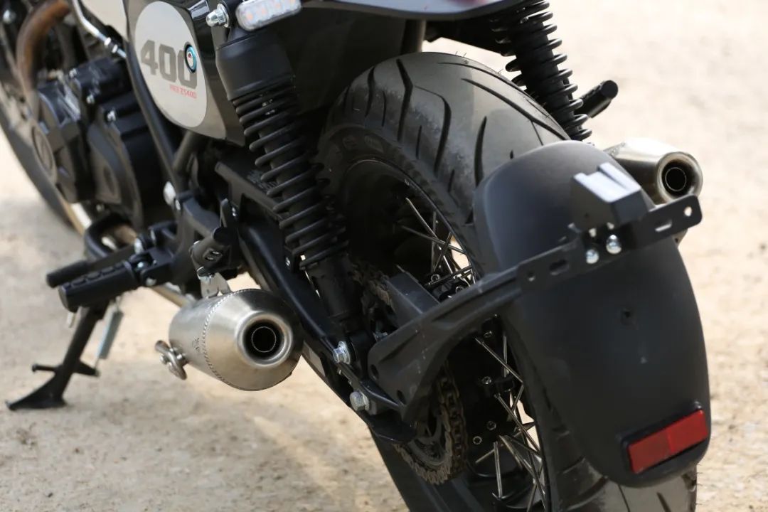 中量级双缸复古赛科龙re3试驾,宗申赛科龙re3双缸400复古摩托