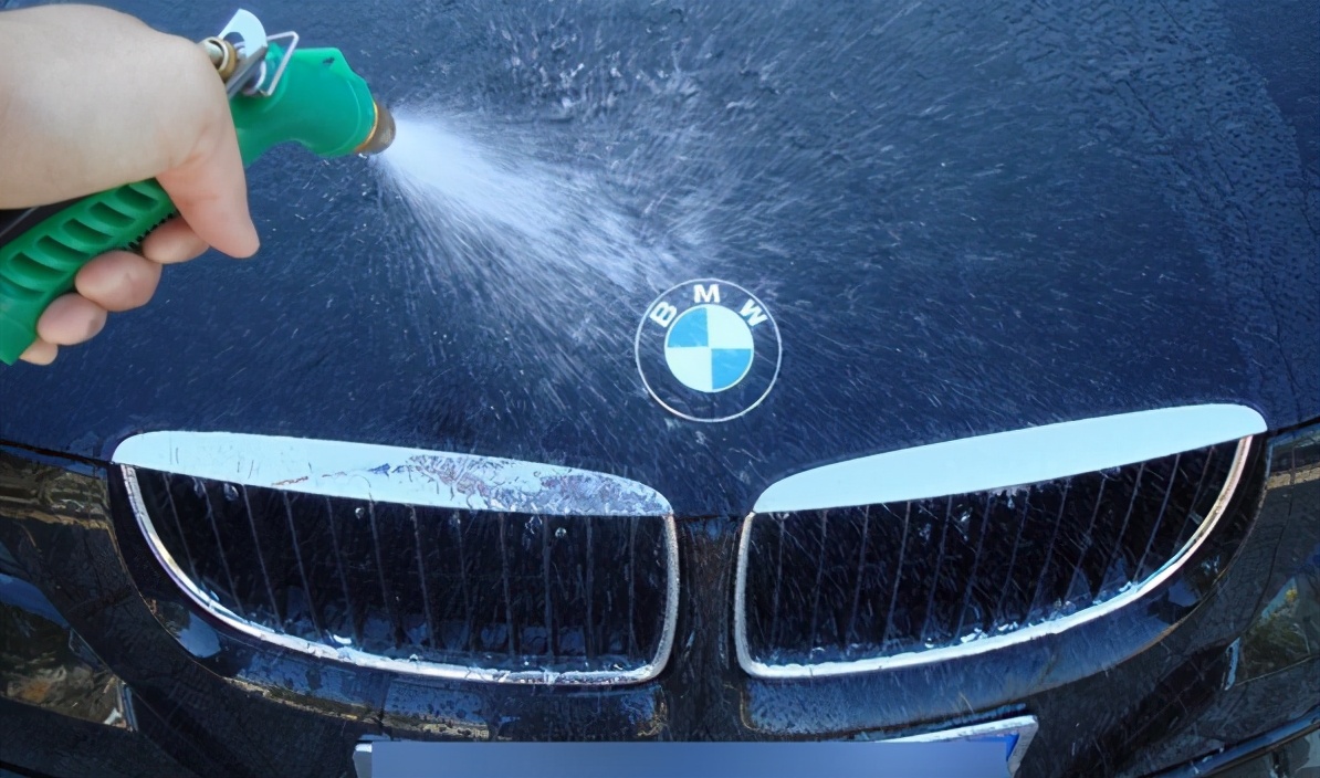 洗车不专业的坏处,洗车不干净全车有污点