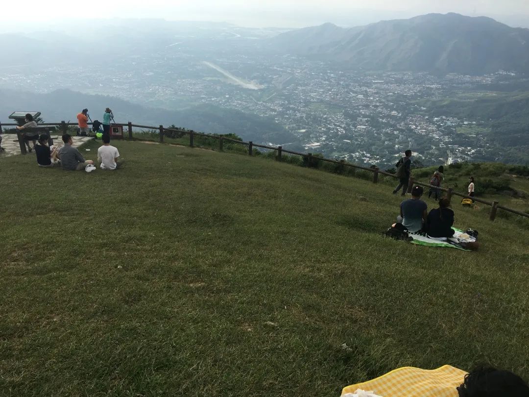 一件衣服只赚一块钱,一件衣服只要五块