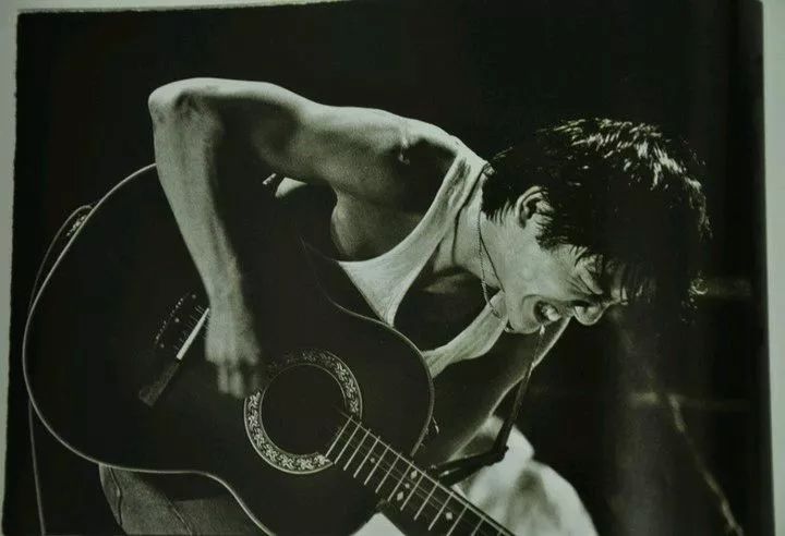 他是谢霆锋偶像,被杨坤翻唱17岁成名作,一生不羁却英年早逝