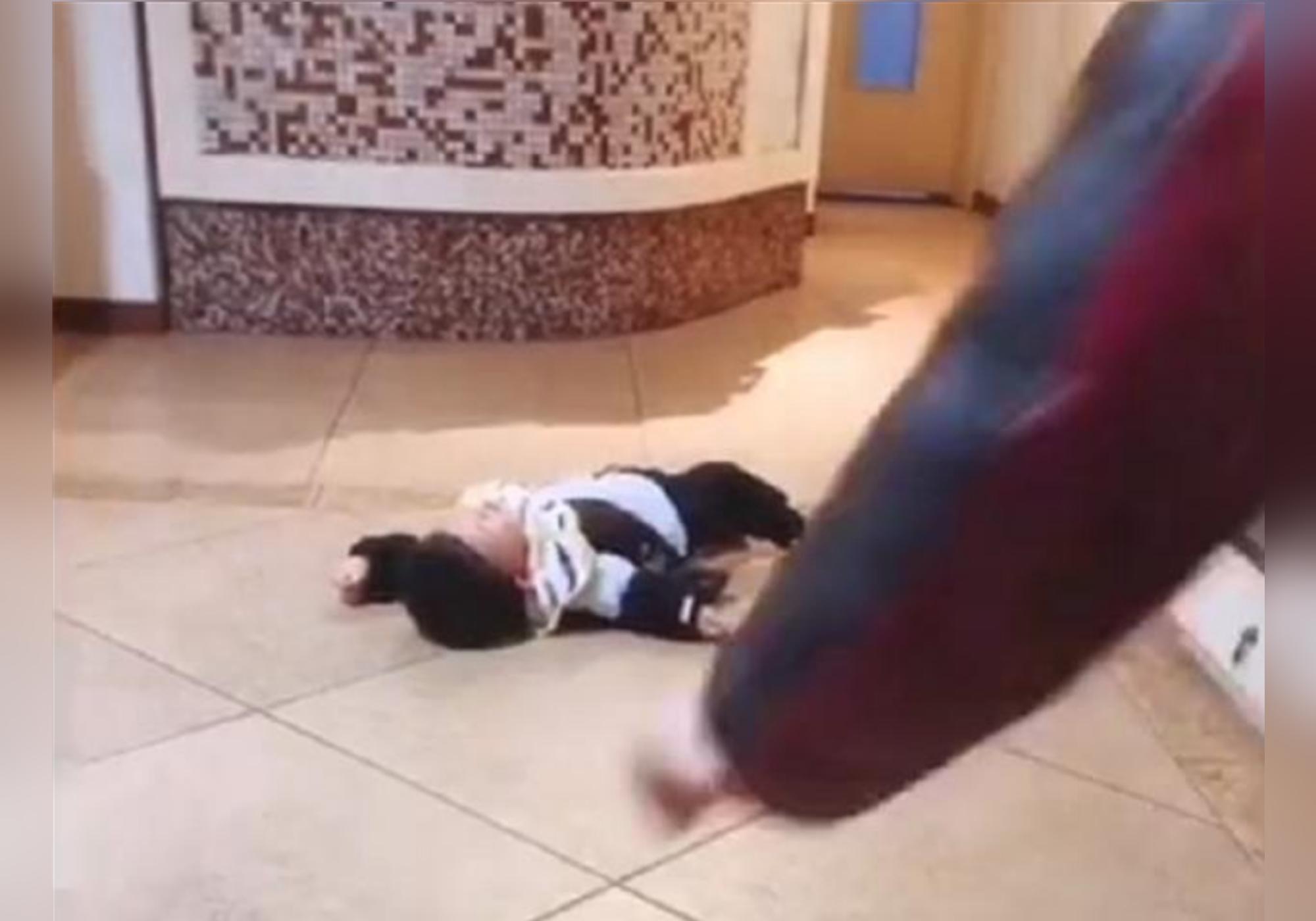 孩子趴在地上耍赖不起来,小孩趴在地上赖着不走