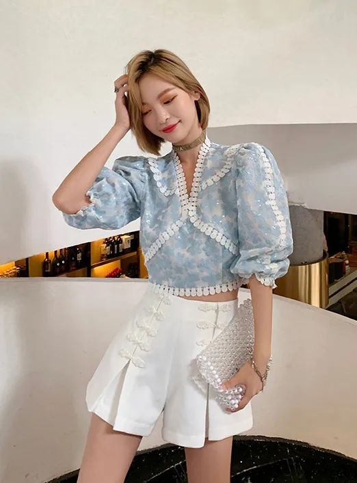 满大街都是浓浓的过节气息,满大街都是国风的衣服