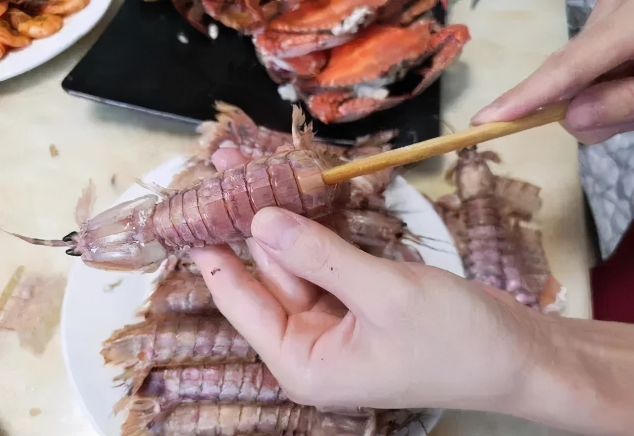 夏天海鲜皮皮虾吃起来快速剥壳,皮皮虾正确剥来吃的方法
