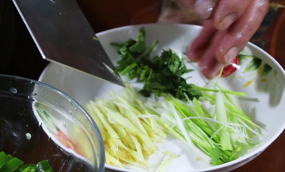 鲤鱼最好吃的做法，诀窍和步骤都告诉你，学会可以直接开店！