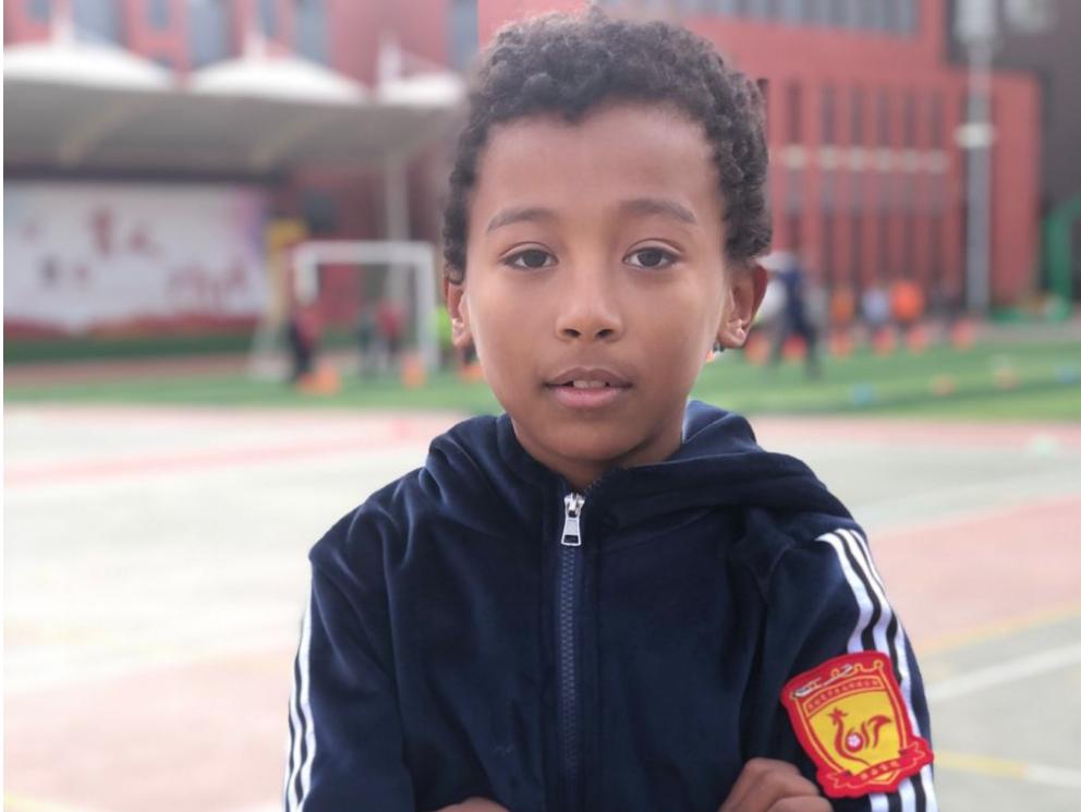 中非混血足球小将,七岁开始踢足球21岁入选国家队