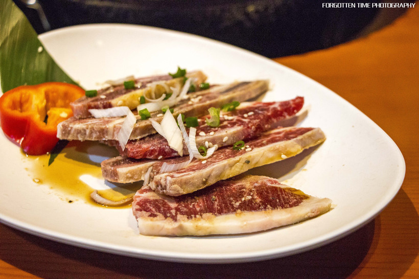 等待烤盘上的肉，就像是异地恋的情侣，看得见却吃不到