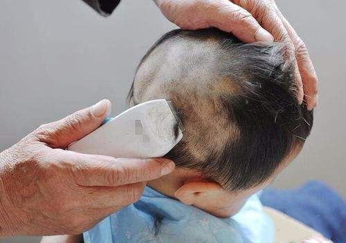 新生儿要不要剃光头,新生儿一定要剃满月头发吗