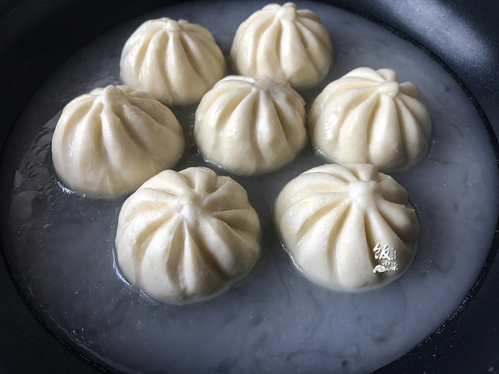 韭菜水煎包下锅放清水,水煎包放淀粉水还是清水