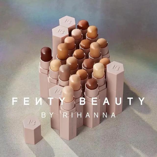 蕾哈娜邪术篇：磨皮瘦脸之外的X操作