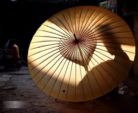 美丽的油纸伞江南水乡独特的风韵,撑一把油纸伞感受一种朦胧的美