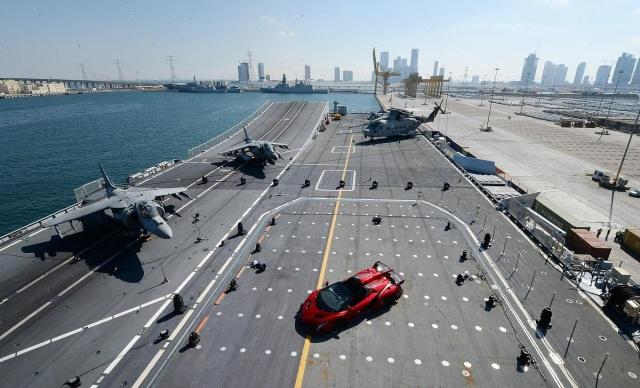 价值5000万的敞篷毒药，登上航母停C位，却成甲板上最便宜的车