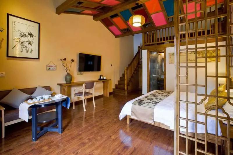 山崖上的徽派民宿,民宿古香古色的徽派民宿