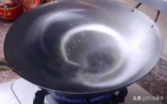 新买的不粘锅正确开锅方法,买来的新锅要怎么处理才能炒菜