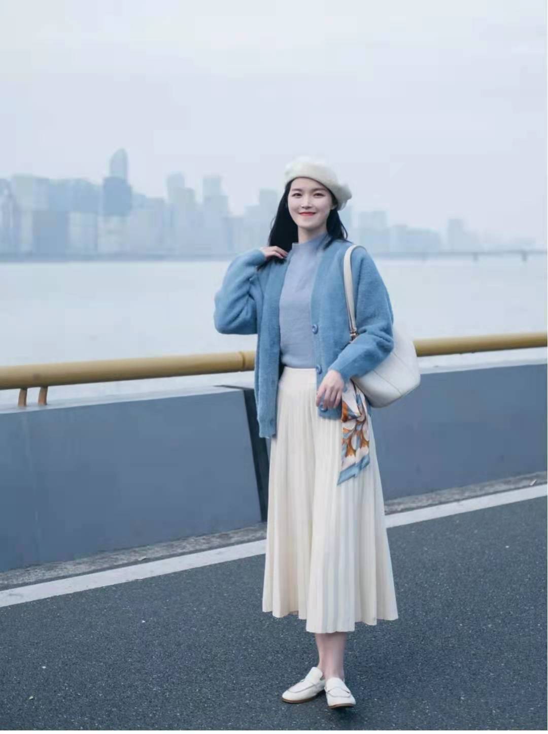 墨绿色百褶裙搭配什么上衣,银灰色百褶裙搭配什么上衣