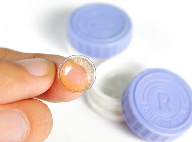 15岁戴隐形眼镜对眼睛有什么危害,戴了20年的隐形眼镜有什么危害