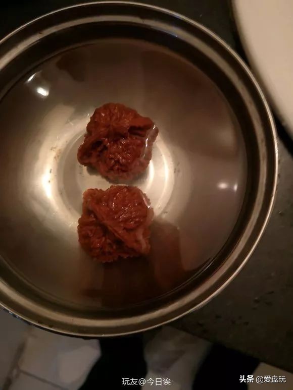 84消毒液洗核桃方法,被84泡过的核桃还能盘红吗