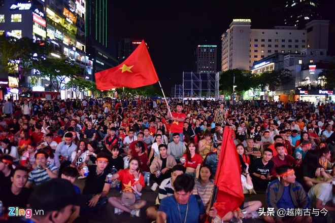 越南男足又赢了，赛后当地球迷半夜上街庆祝，通宵狂欢