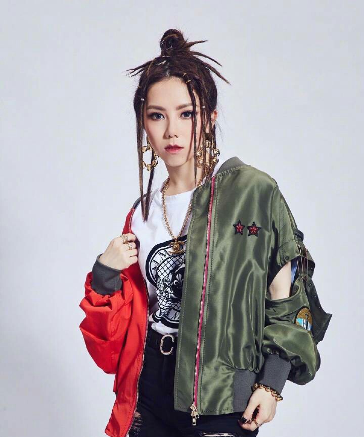 邓紫棋与台下粉丝合唱光年之外,邓紫棋与老外炸裂开唱光年之外