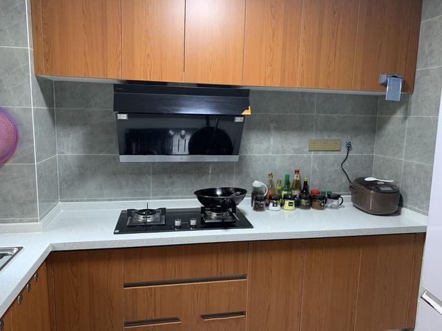 朋友来我家看看装修风格说说,精装房背景墙太丑了怎么办