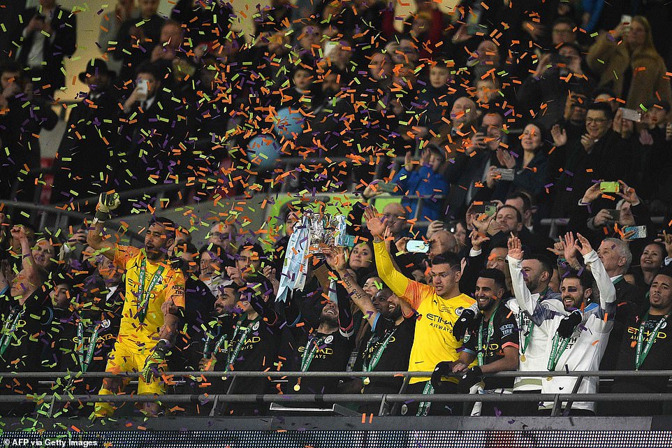 威廉王子表情凝重,威廉崩溃表情包动图