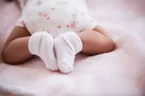婴儿脱袜子是什么原因,宝宝为什么喜欢脱袜子放头上
