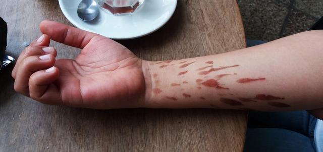 为什么烧滚的水滴入一滴油不会炸，而烧滚的油滴入一滴水会炸？