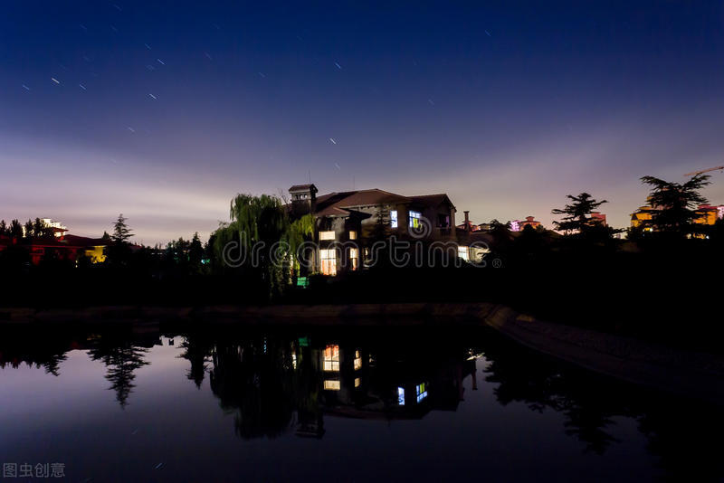 半夜醒来发现床上有一条小蛇,晚上看到一条蛇小说