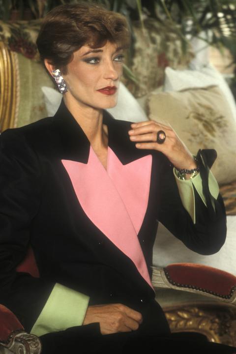 优雅与激情的化身，这个混迹巴黎40年的混血女人真致命