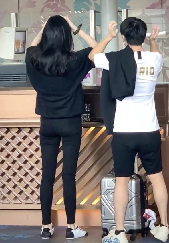 何猷君穿增高鞋追奚梦瑶,何猷君谈见奚梦瑶穿高跟鞋