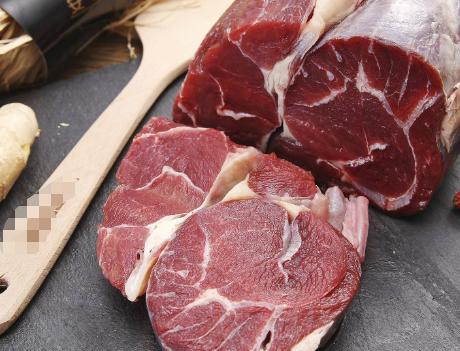 炖牛肉切记不要直接下锅炖,炖牛肉时到底焯水还是直接炖