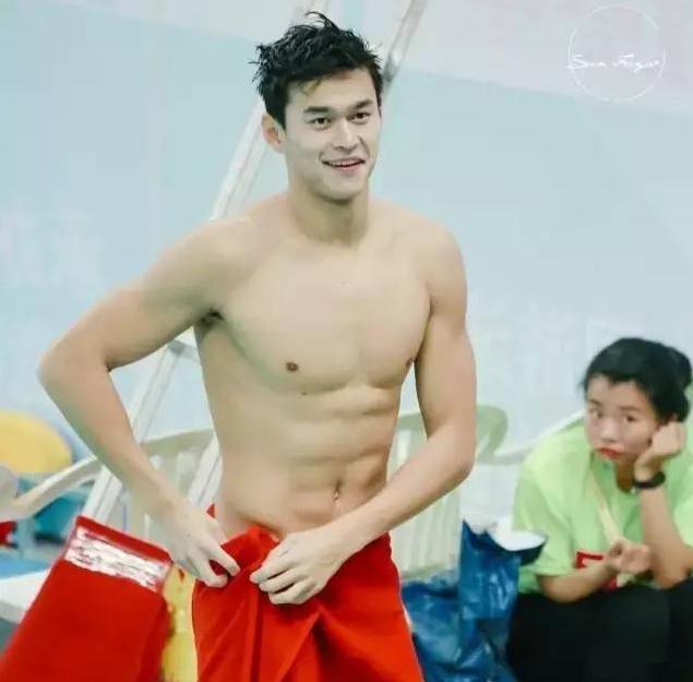 孙杨的腹肌，C罗的大腿肌，这些体坛最出名的肌肉却都不敌他一人