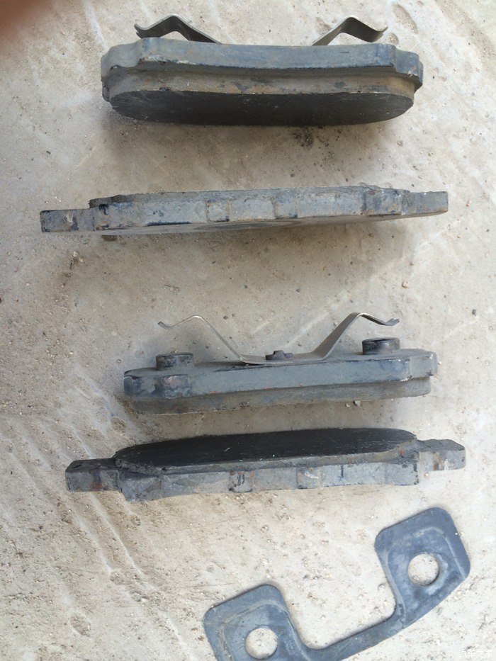 刹车时方向盘左右晃动是什么原因,刹车时方向盘晃动