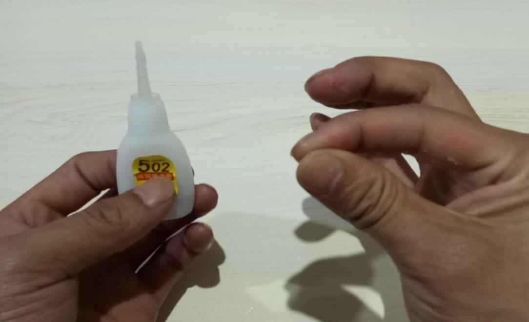 502胶水粘手怎么快速弄掉,手指要是被502胶水弄的话该怎么办