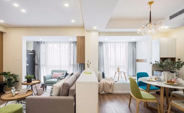 小次卧连着阳台砌墙做榻榻米,老破小阳台变卧室增加一间房