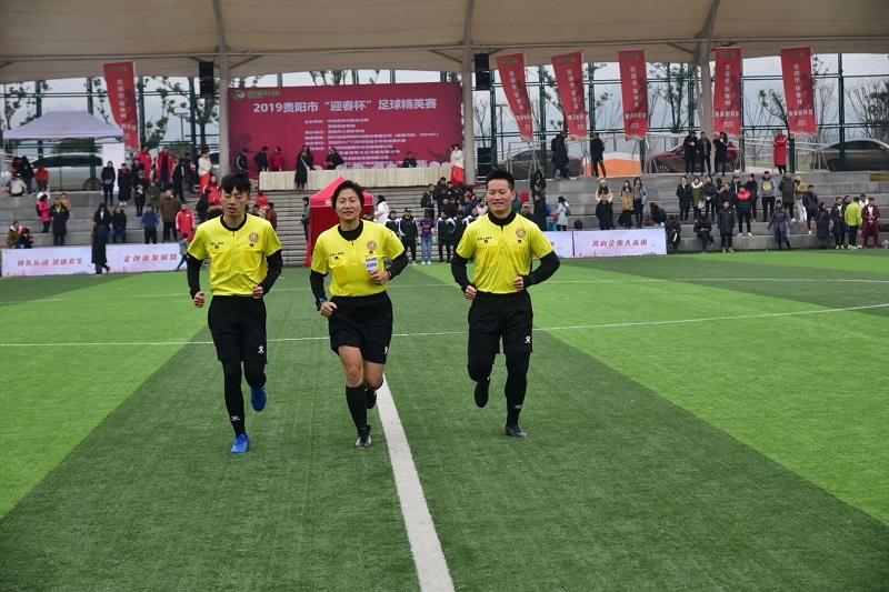 当我们用忍让向足球“*力暴**”妥协，谁能帮我们举起正义的“红牌”