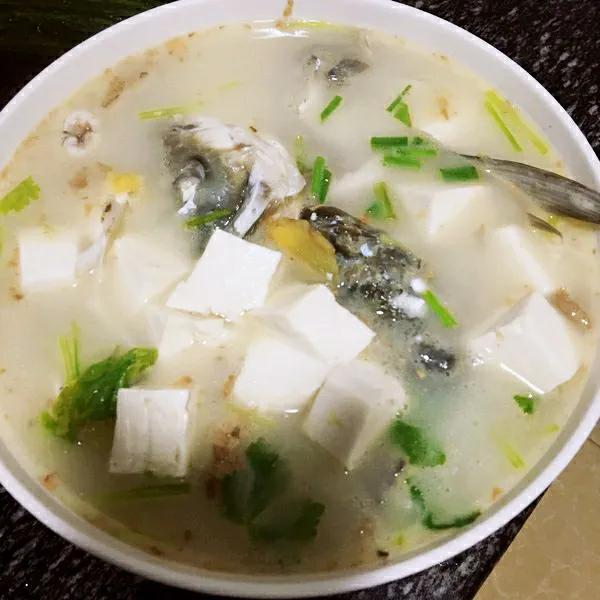 一碗好汤喝出好气色，这几种鱼汤味道鲜美、营养丰富、做法简单