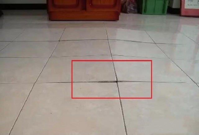 父母嫌弃瓷砖太冰冷，我直接铺上木地板，入住2年后，夸我太聪明