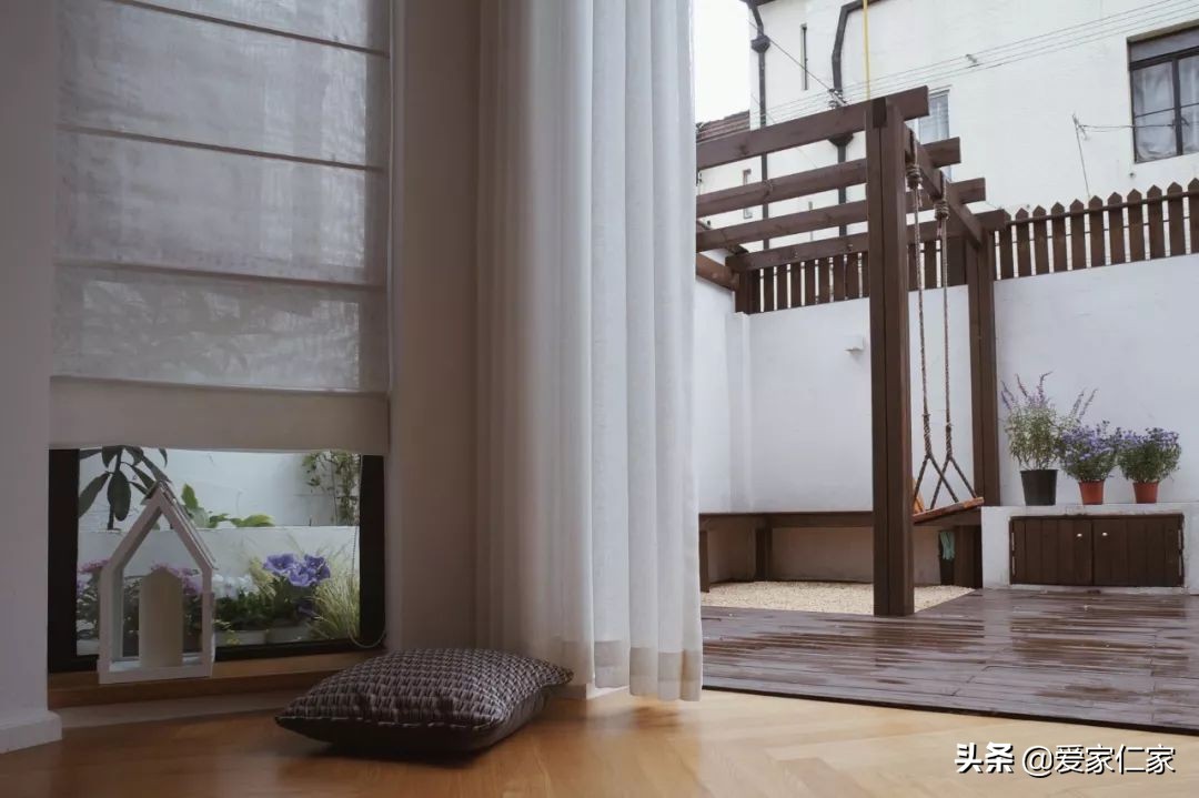 她买下32㎡上海老旧学区房，为女儿打造小桃园，还有超舒适大庭院