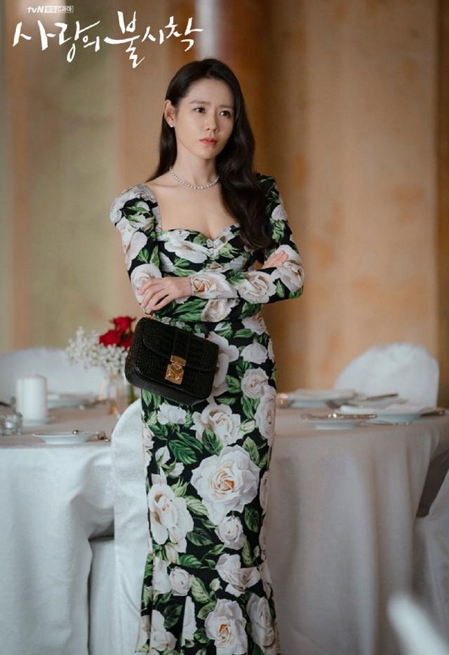 爱的迫降孙艺珍瑞士穿搭皮衣,爱的迫降孙艺珍长款碎花裙视频